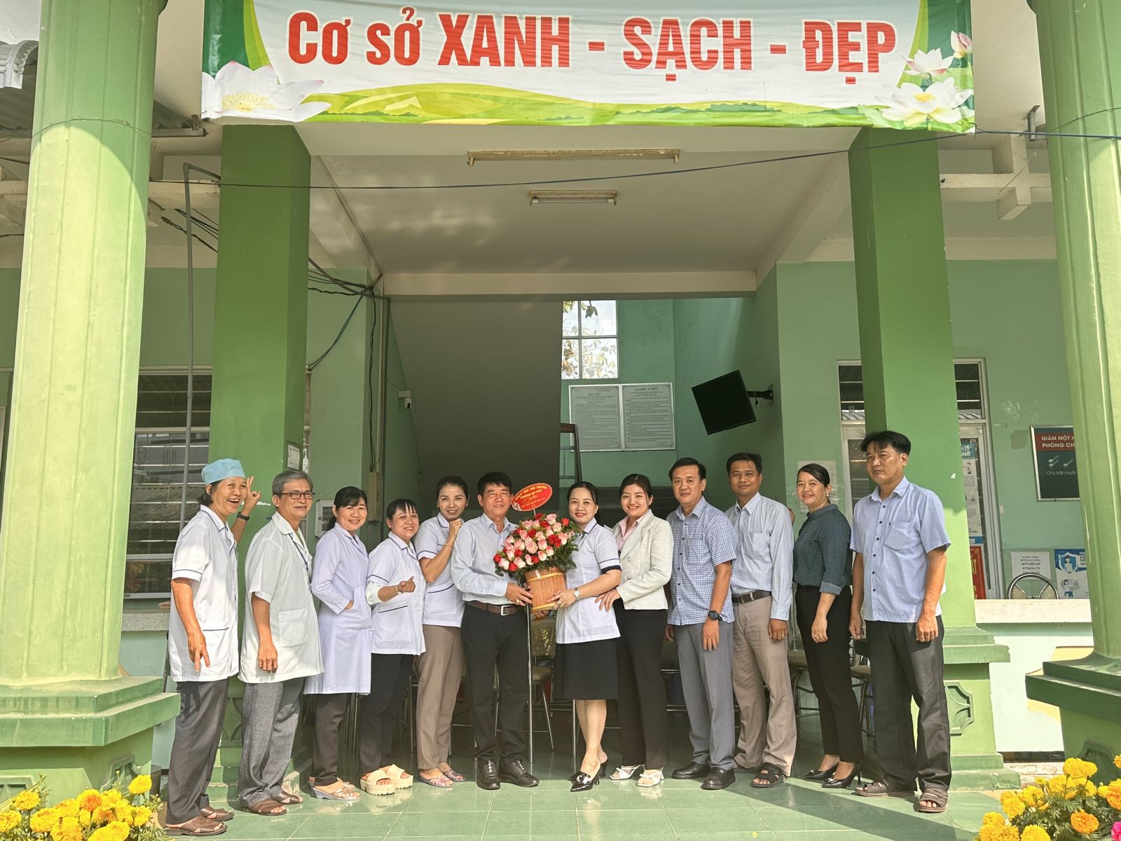 Lãnh đạo phường Mỹ Phú Thăm và chúc mừng Trạm Y tế nhân ngày Thầy thuốc Việt Nam